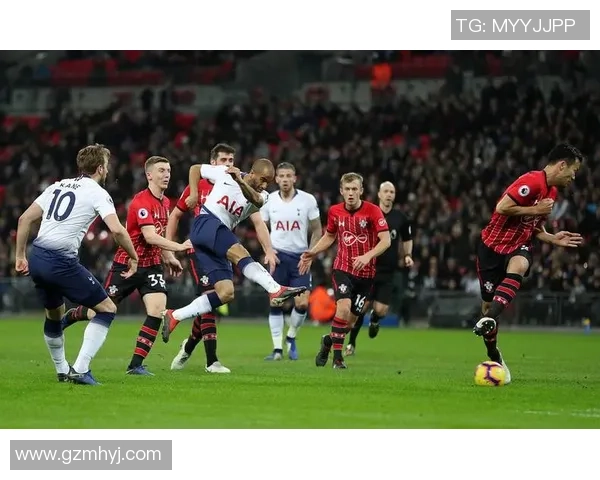 足球明星亲临网吧与粉丝互动引发热潮共同畅享足球魅力与电竞激情 足球明星亲临网吧与粉丝互动引发热潮共同畅享足球魅力与电竞激情