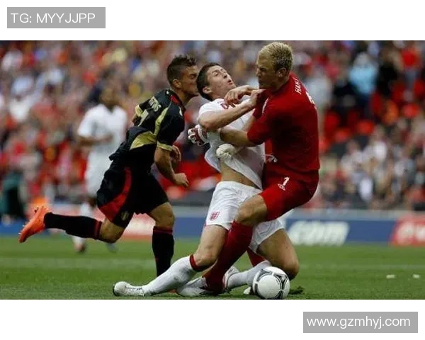 足球明星左腿受伤瞬间曝光女粉丝心痛不已引发广泛关注